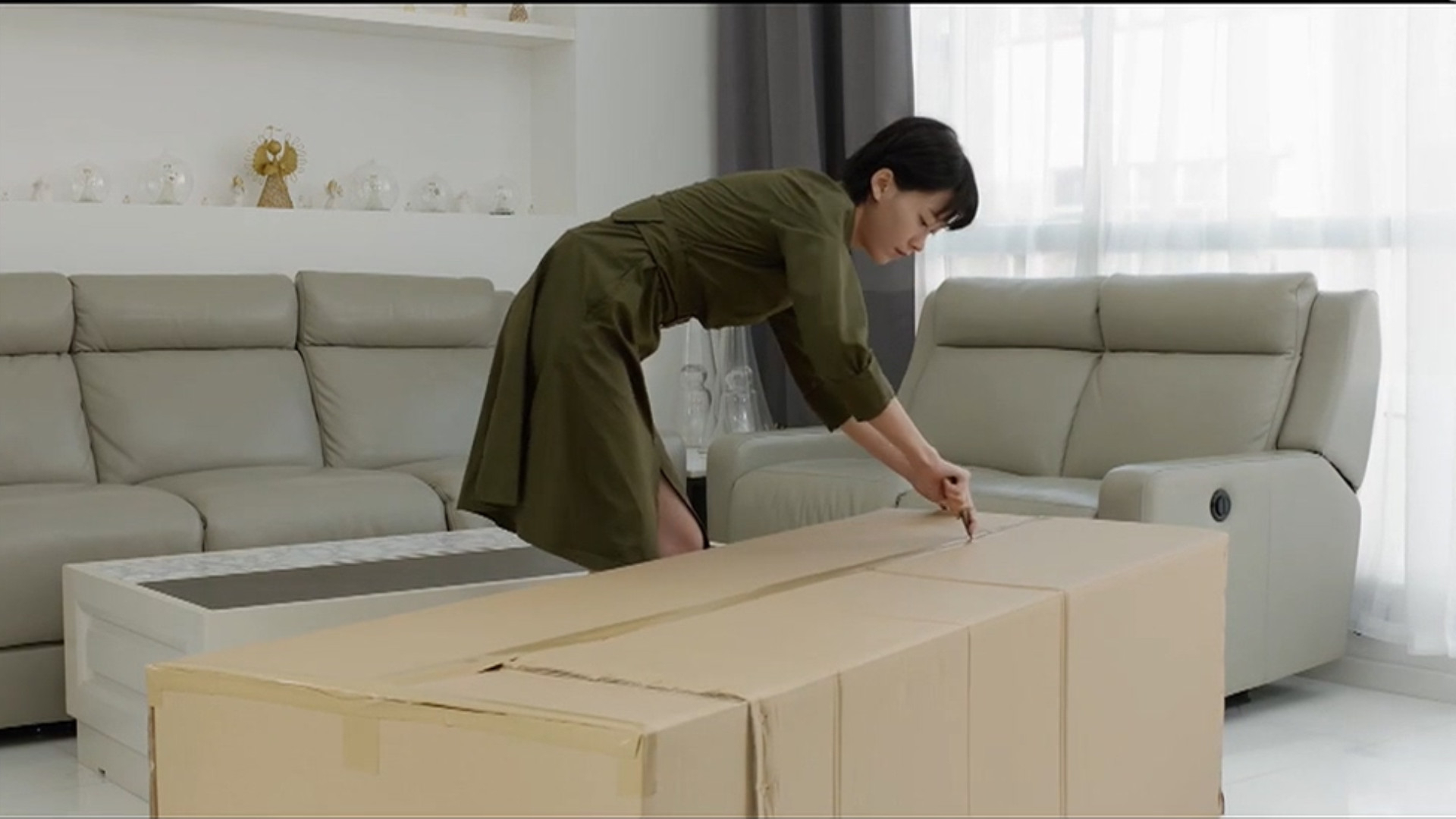 女子买来智能机器人服侍自己,自己却被它变成了机器人……《理想国:机器人三原则》